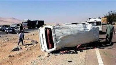 مصرع وإصابة 15 في انقلاب ميكروباص بطريق الواحات