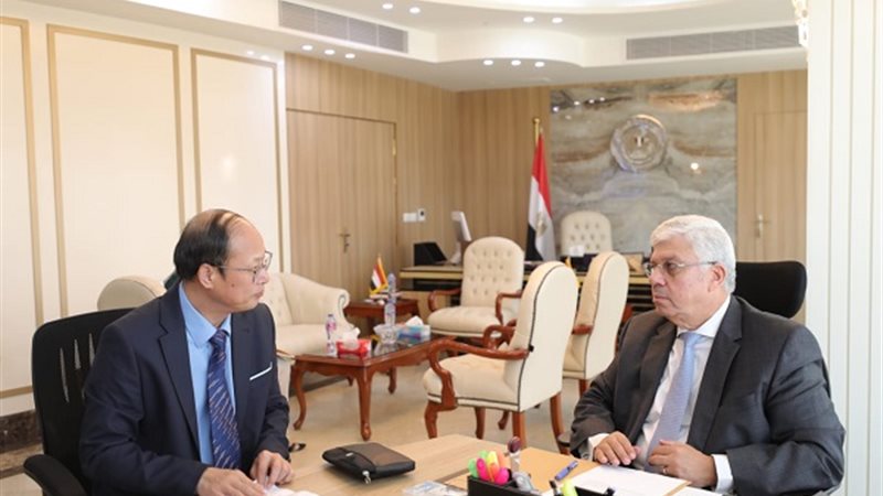 الدكتور ايمن عاشور