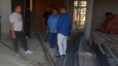 جهاز مدينة الشروق يُوقف مخالفة بناء ويحول المالك للنيابة.. بالصور