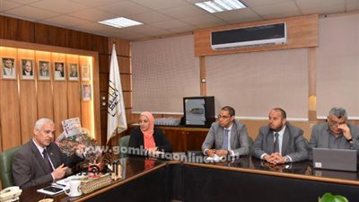 نائب رئيس جامعة أسيوط يعقد اجتماعاً مع وفد إدارة برنامج المنح
