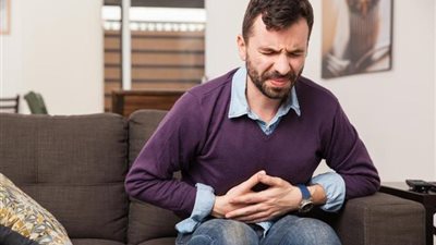 هل هناك علاقة بين ارتفاع الكوليسترول وألم المعدة