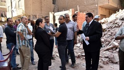 النيابة الإدارية تعاين العقار المنهار بحي العمرانية