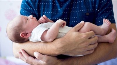 لماذا يؤذن في أذن المولود ؟
