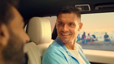 شاهد.. محمد صلاح رفقه صديقه لوفرين يظهران بشوارع الإسكندرية