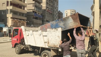 رفع الاشغالات والتعديات حول محطات مترو الخط الثالث بإمبابة
