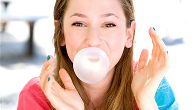 5 مخاطر تتعرض لها نتيجة مضغ العلكة