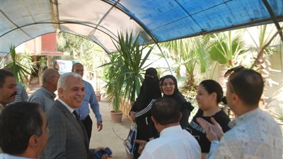 مدير تعليم القاهرة يتفقد المسرح المدرسي وإستعدادات العام الجديد