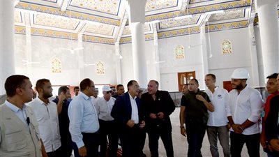 رئيس الوزراء يتفقد مسجدا وكنيسة يتم إنشاؤهما بمدينة نويبع