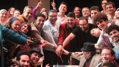 على مسرح ميامى.. خالد جلال يحتفل مع صناع مسرحية 