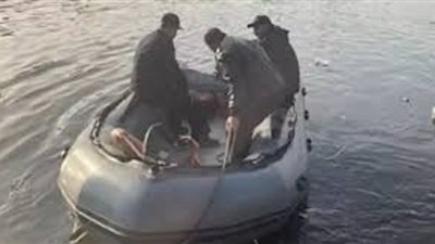 الانقاذ النهري يستخرج مركب تنزه غرق فى النيل بالمنصورة