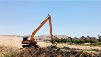 محافظ أسيوط يوجه بتكثيف المرور على مخرات السيول وتطهيرها