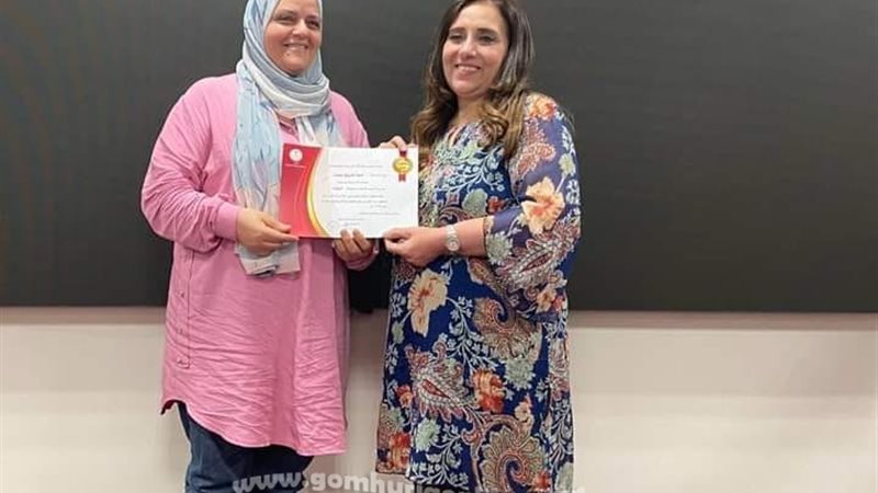أمجاد صقر تتسلم الجائزة