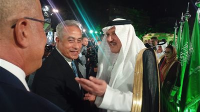 وزير العمل يهنئ 
