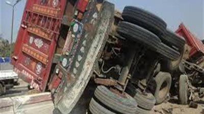 انقلاب مقطورة بعد اصطدامها بأخرى أعلى دائري المريوطية