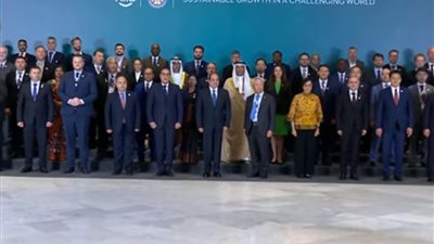 السيسي يتوسط صورة تذكارية قبيل انطلاق «الاجتماعات السنوية الثامنة للبنك الأسيوي للاستثمار»