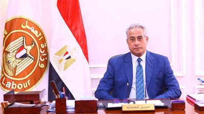 وزارة العمل : تسليم 45 عقد عمل للشباب منهم 30 لذوي همم بالقاهرة