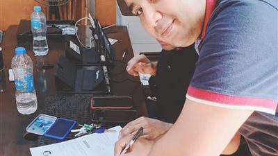 امين شباب المصريين الأحرار باسيوط يسجل أول توكيل لترشيح السيسي