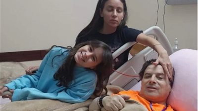 جميلة عوض ترافق عمها فى المستشفى بعد تدهور حالته.. صور