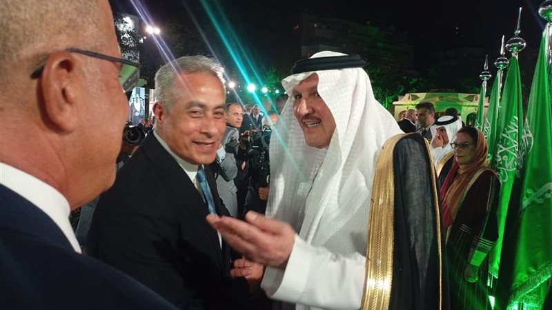 وزير العمل يهنئ المملكة