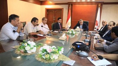 محافظ سوهاج يبحث موقف السلع التموينية وتوفير المستلزمات المدرسية