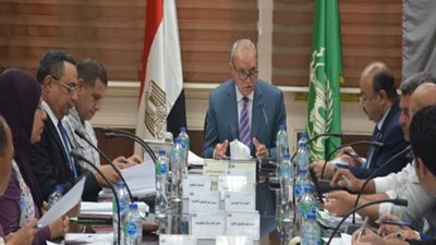 محافظ القليوبية يستعرض الطلبات المُقدمة لإقامة إعلانات بالمحافظة