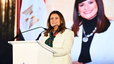 وزيرة الهجرة تفتتح11عيادة طبية متنقلة لخدمة القرى الأكثر احتياجًا