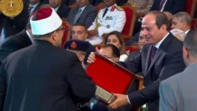 وزير الأوقاف يهدي الرئيس السيسي موسوعة الثقافة الإسلامية احتفالا بالمولد النبوي الشريف