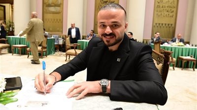 الجارحي يوقع نموذج التزكية لترشيح الرئيس السيسي لفترة جديدة