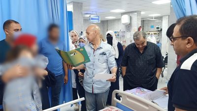 مدير صحة الشرقية يتفقد مستشفى الزقازيق.. ويهنئ أطباء القلب بيومهم