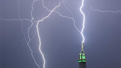 مصور يكشف تفاصيل إصابة البرق لقمة برج الساعة في مكة المكرمة