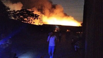 حريق هائل بمخزن مواد غذائية على طريق المحلة طنطا