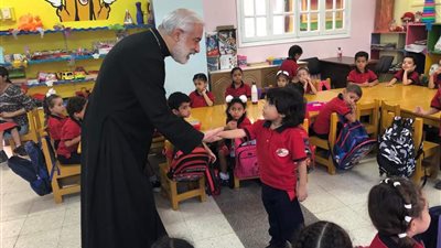 الأنبا باسيليوس يتفقد إفتتاح العام الدراسي بمدرسة الراعي الصالح