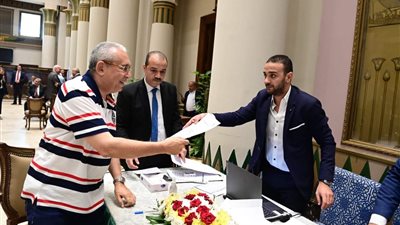 وكيل الخطة والموازنة يوقع على استمارة تزكية لترشيح السيسي