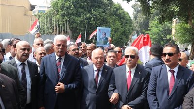 مسيرة المعلمين بكوبرى قصر النيل لإعلان تأييد الرئيس السيسي