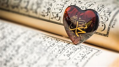 هل يجوز قطع قراءة القرآن للصلاة على النبي؟