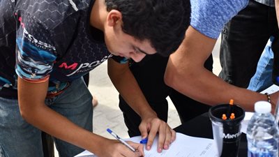 العمل تُشارك في افتتاح ملتقى توظيف للشباب