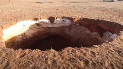 ظهور مفاجئ لحفرة بعمق 60 متراً في مدينة مغربية