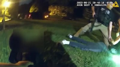 بسبب مزحة.. شرطي أميركي يعتدي بعنف على مراهقين