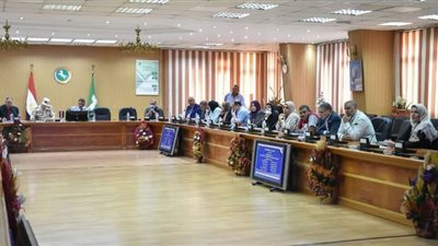 توفير أدوات مدرسية ومساعدات شهرية للأسر الأولى بالرعاية بالشرقية