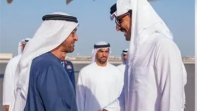 محمد بن زايد يصل الدوحة وأمير قطر في مقدمة مستقبليه