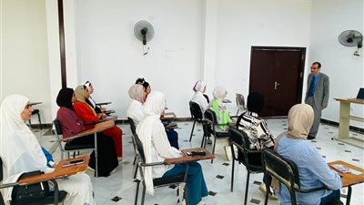 وكيل آداب العريش يعقد لقاءً توعوياً للطلاب حول 
