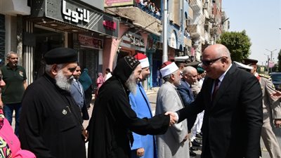 محافظ قنا يضع إكليلا من الزهور على النصب التذكارى لشهداء
