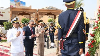 محافظ الفيوم يضع إكليلاً من الزهور على النصب التذكارى للشهداء