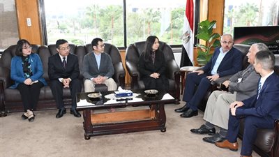 رئيس جامعة القناة يستقبل وفد أكاديمية العلوم الاجتماعية بالصين