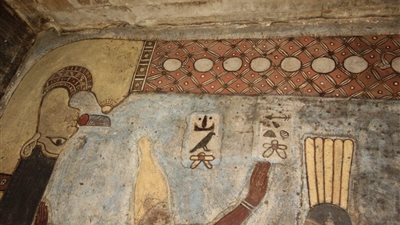 تنظيف الجزء الأخير من سقف معبد إسنا تظهر المزيد من ألوانه الأصلية