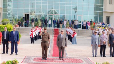.رئيس جامعة السويس أدي مع الطلاب تحية العلم