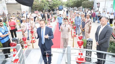 محافظ المنوفية يضع إكليل الزهور على النصب التذكاري بشبين الكوم