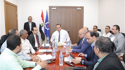 السبكي يراجع التجهيزات الطبية بالمنشآت الصحية