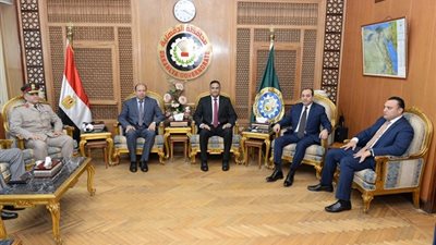 رئيس جامعة المنصورة يشارك بوضع اكليل الزهور بمناسبة الذكرى الخمسين لانتصارات أكتوبر