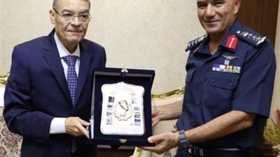 محافظ المنيا يقدم التهنئة لرجال القوات المسلحة بمطار المنيا